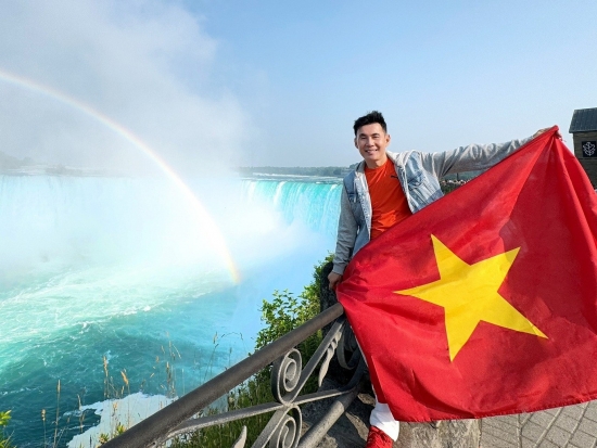 Đoan Trường: Nghệ sĩ Việt duy nhất đưa hình ảnh lá cờ Việt Nam đi qua… 70 quốc gia!