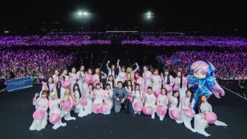 'Em xinh 'Say Hi' Concert - Đêm 1: 8 tiết mục sử dụng hệ thống bàn nâng lập trình, 30 món quà độc quyền từ các Em xinh