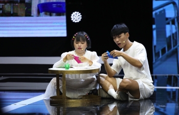 'Chinh phục đam mê' tập 1: Thí sinh Hoàng Quyên nhận mưa lời khen từ NSND Kim Xuân, NSƯT Công Ninh vì tiết mục truyền năng lượng tích cực