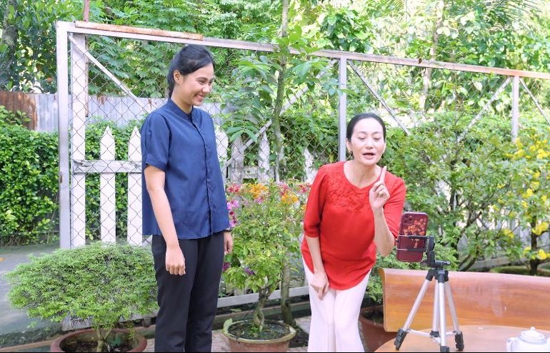 NSƯT Hạnh Thúy nhí nhảnh đu Trend TikTok, bỏ bê con gái