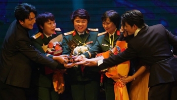 'Mưa đỏ' tiếp tục 'càn quét' giải thưởng tại Lễ trao giải Cánh diều 2025, chiến thắng được chia đều cho tất cả!