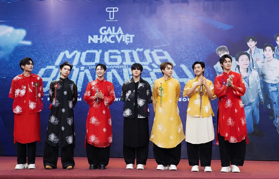 Fan đến chật kín giao lưu với nhóm Uprize nhân dịp ra mắt ca khúc 'Mơ giữa ban ngày' tại 'Gala nhạc Việt'