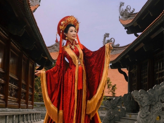 NSND Trịnh Kim Chi hóa 'nàng thơ' trong tà áo dài đậm sắc xuân