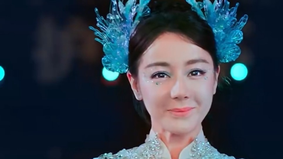 Tranh cãi 'bùng nổ' quanh tạo hình của Địch Lệ Nhiệt Ba tại Gala Xuân 2026