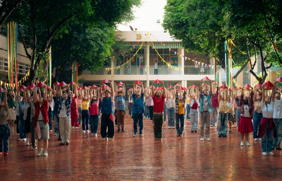 Quy mô sản xuất 'khủng' của phim 'Cảm ơn người đã thức cùng tôi': 350 người, 30 lần quay, cú máy dài 2 phút