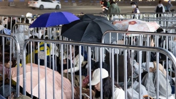 Kinh hoàng 24 giờ 'sinh tồn' tại hàng rào concert ‘Anh trai say hi day 2’