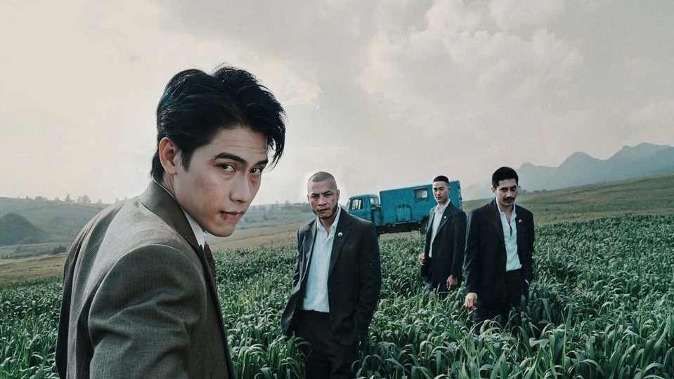 Võ Điền Gia Huy tiếp tục 'đốt mắt' fan bằng visual bad boy trong 'Bò sữa bay'