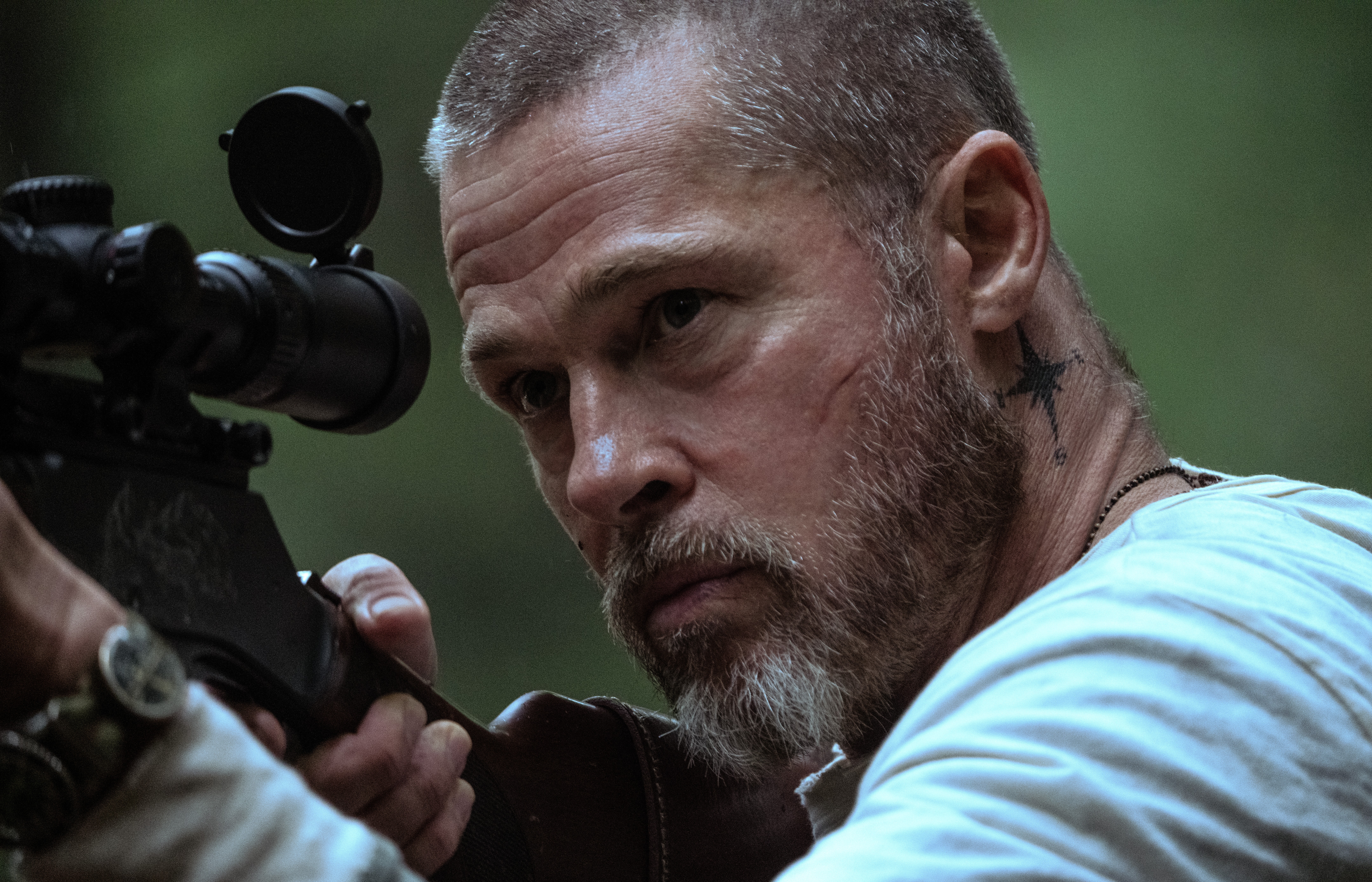 Brad Pitt bụi bặm, phong trần trong hành trình sinh tồn nghẹt thở của 'Trái tim quái thú'