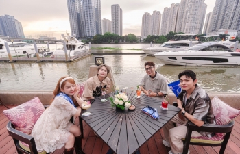 Duy Khánh, Jun Phạm ôm chầm Thiên Minh khi bất ngờ gặp ở 'Wow Ho Chi Minh City'