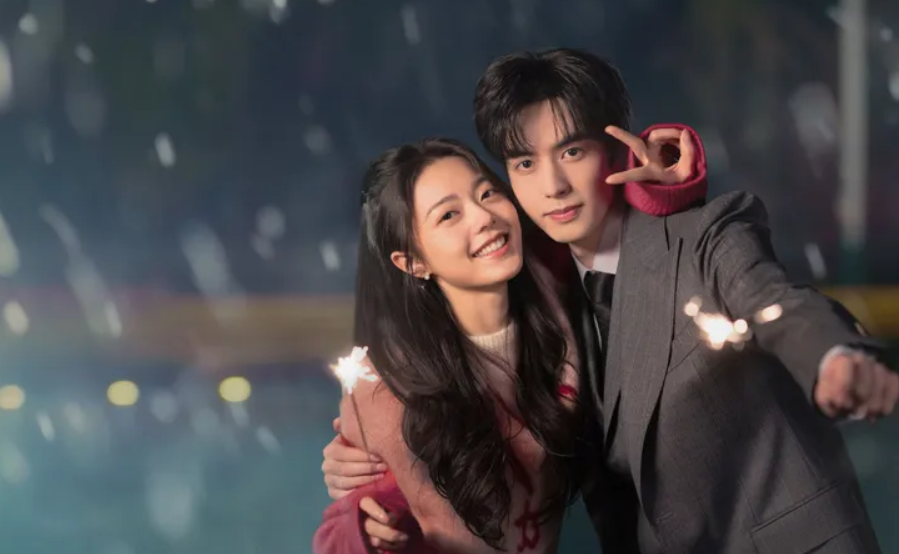 Từ ‘Lấy danh nghĩa người nhà’ đến ‘Chó hoang và xương’, Tống Uy Long liên tiếp tạo thành tích ấn tượng