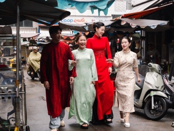 'Wow Ho Chi Minh City': Hoa hậu Khánh Vân cùng Lâm Vỹ Dạ, Lương Bích Hữu, S.T Sơn Thạch 'ăn sập' phố người Hoa