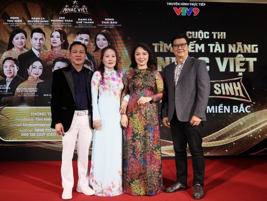 NSND Thái Bảo hướng dẫn các thí sinh tìm ra giá trị của cuộc thi 'Tìm kiếm tài năng âm nhạc Việt'