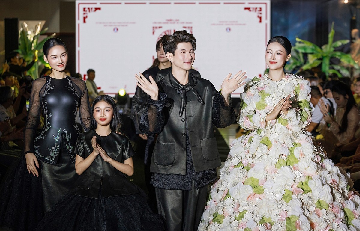 'Miss Universe Vietnam' Quỳnh Anh mở màn, Hoa hậu Phương Khánh làm vedette trong show áo bà ba độc bản của NTK Nguyễn Minh Công