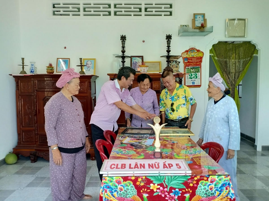 dan sao cao tuoi khoe manh cua showbiz viet tham gia phi doi khong tuoi