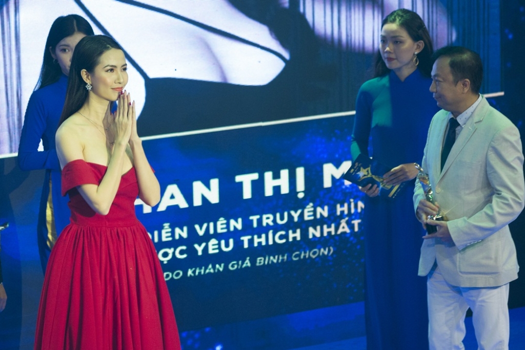 hoa ha u phan thi mo hai nam lie n doa t gia i nu die n vien chi nh duo c yeu thi ch nha t