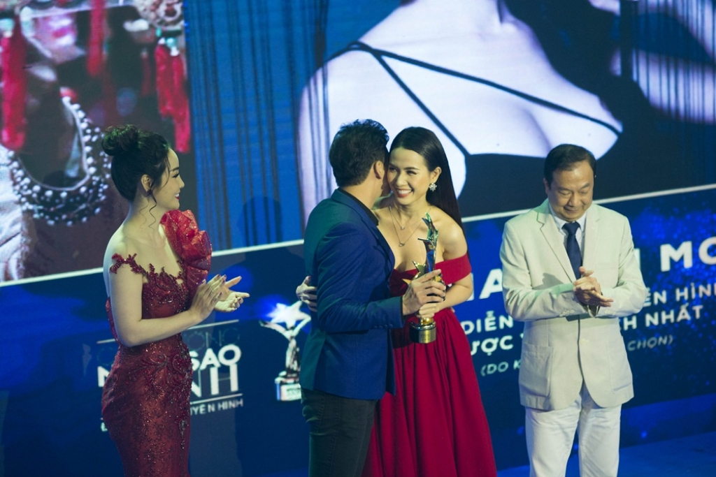 hoa ha u phan thi mo hai nam lie n doa t gia i nu die n vien chi nh duo c yeu thi ch nha t