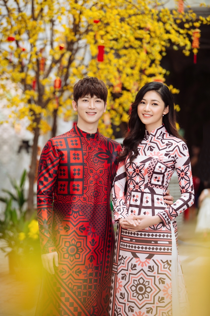 a hau thanh tu khoac tay trai han trong bo anh tet