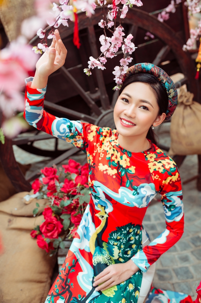 a hau thanh tu khoac tay trai han trong bo anh tet