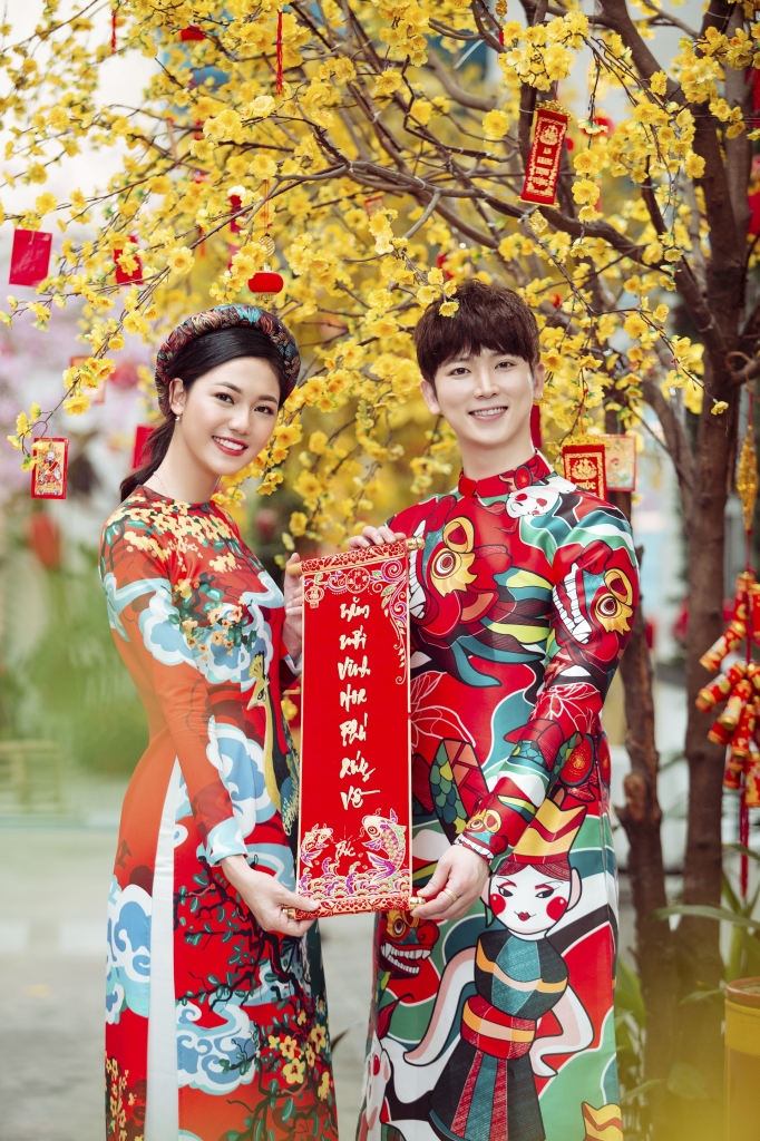 a hau thanh tu khoac tay trai han trong bo anh tet