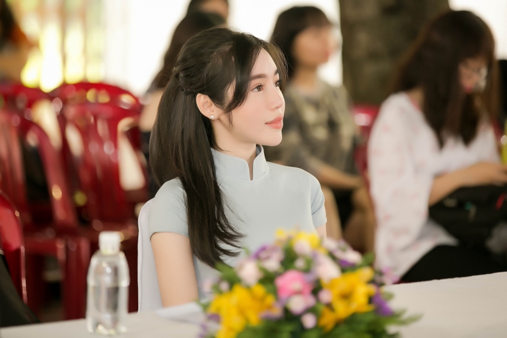 elly tran tham gia viet sach va khoe giong hat
