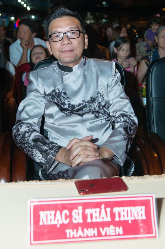 dien trang phuc cua ntk viet hung huat thai phuong thuy rang ro trong dem dang quang duyen dang ao dai viet nam