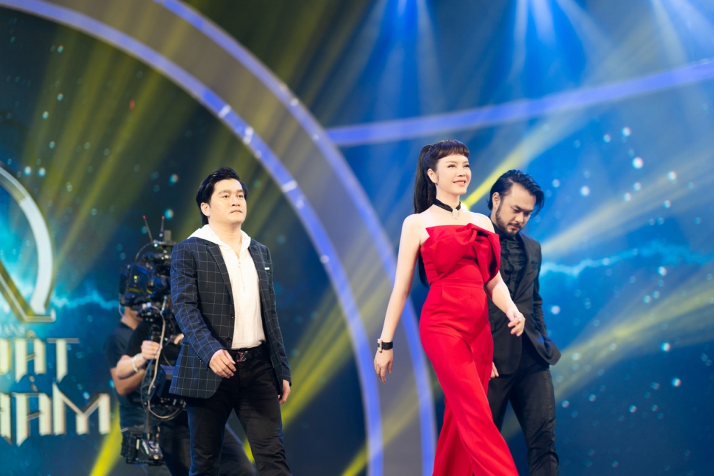 ly nha ky duyen dang lan dau ngoi ghe giam khao gameshow ao thuat sieu pham