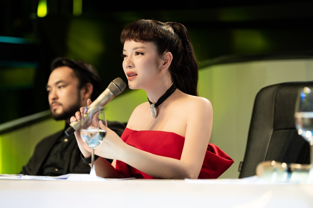 ly nha ky duyen dang lan dau ngoi ghe giam khao gameshow ao thuat sieu pham