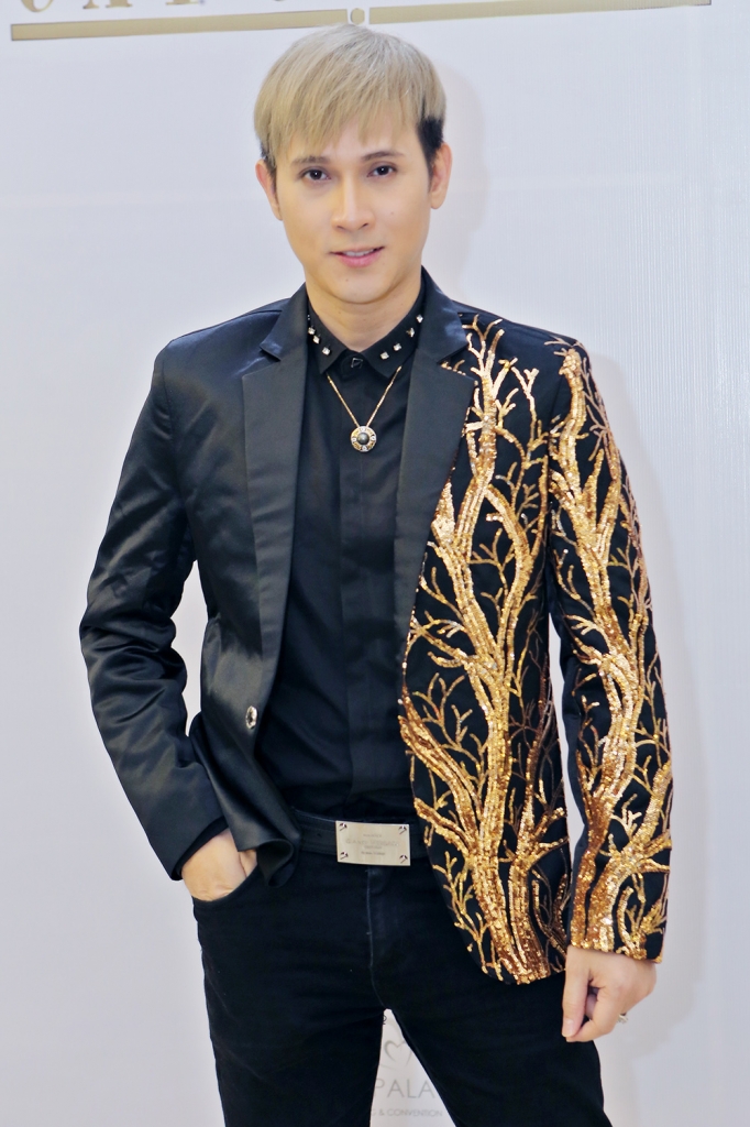 nguyen vu va tra my vui mung khi hoi ngo trong su kien