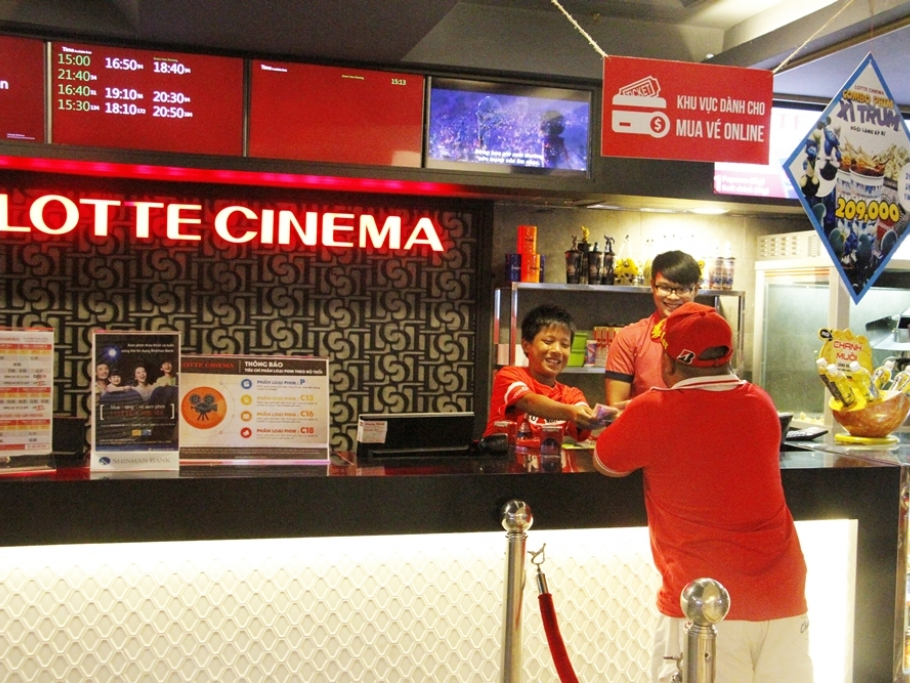 Các cầu thủ nhí 2017 đi bán vé xem phim, đứng quầy siêu thị