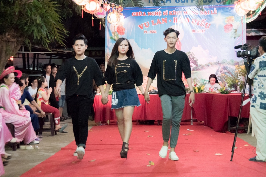 cac sao tre bieu dien phuc vu mua vu lan