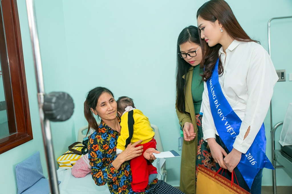 nu hoang da quy nguyen thi oanh mang xuan yeu thuong cho tre em co hoan canh dac biet kho khan