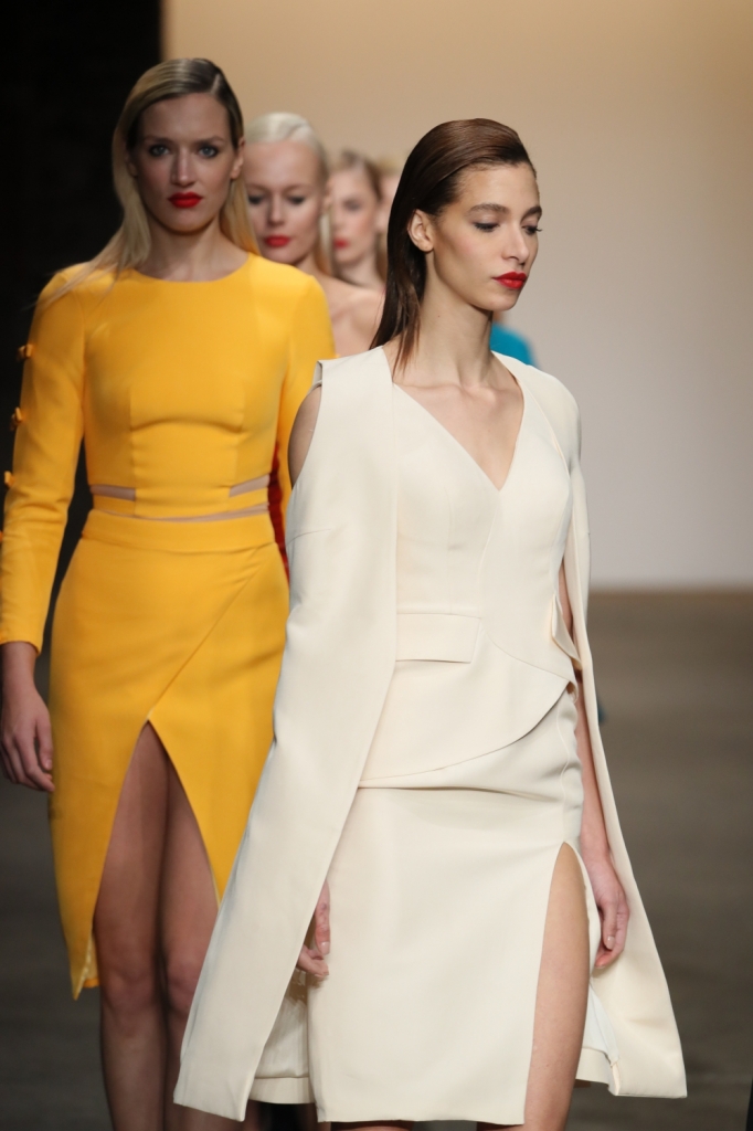 nha thiet ke viet duy nhat tai new york fashion week duoc bao my phong van