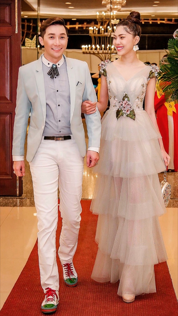 dien trang phuc doi sieu mau nam phong va hue kim thu hut moi anh nhin