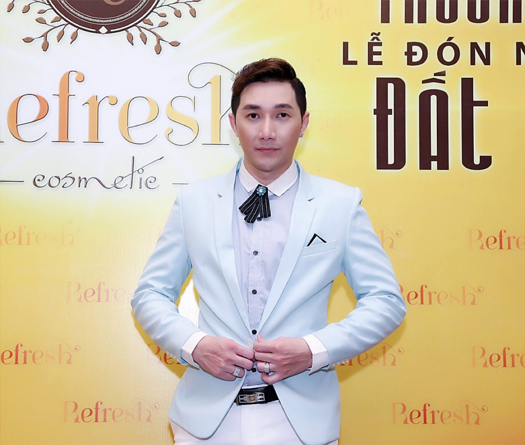 dien trang phuc doi sieu mau nam phong va hue kim thu hut moi anh nhin