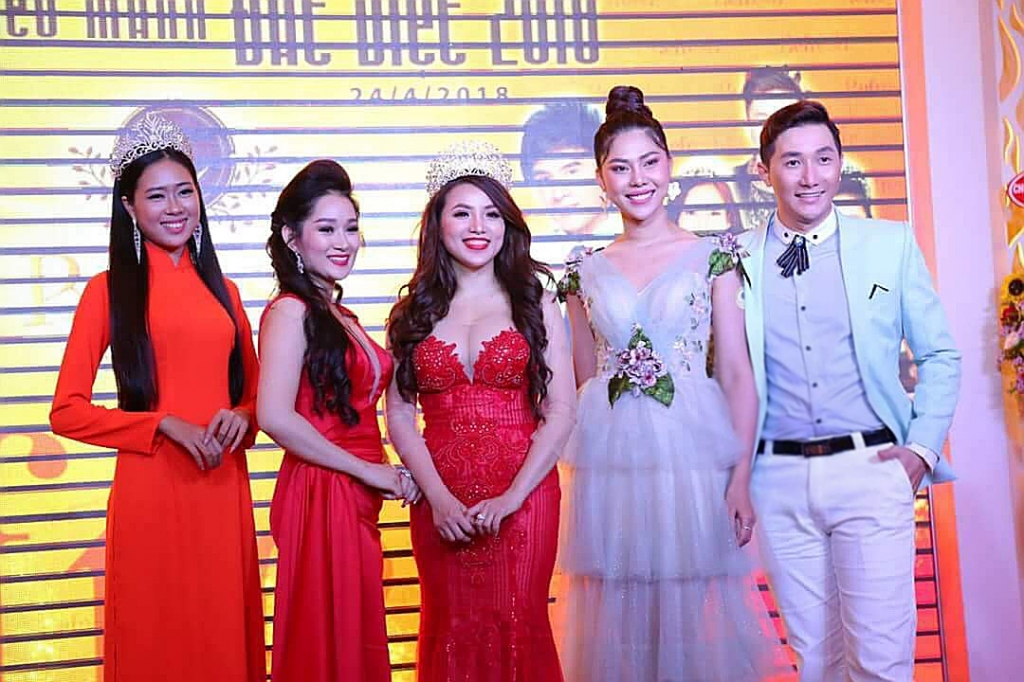 dien trang phuc doi sieu mau nam phong va hue kim thu hut moi anh nhin