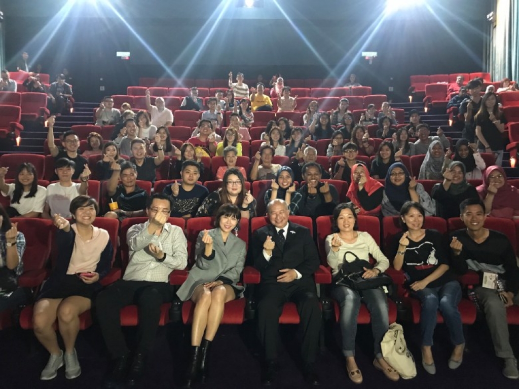 dao dien ngo vu sam va ha ji won sang malaysia tuyen truyen phim truy bo