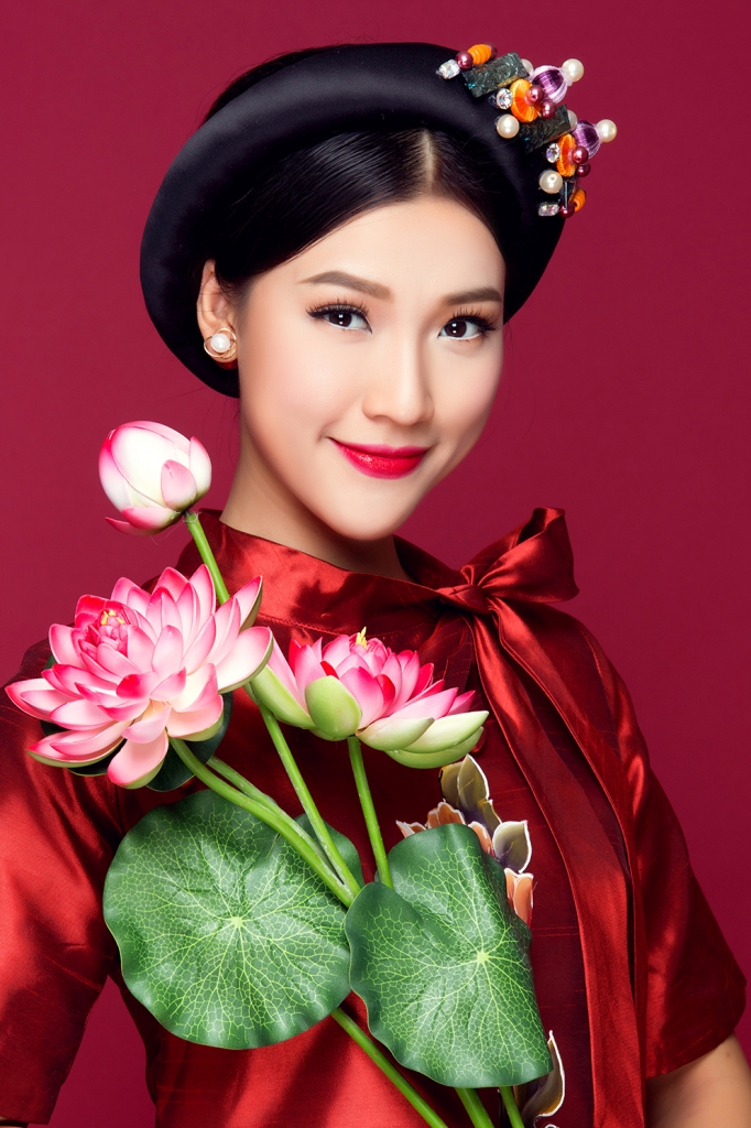 hoang oanh khoe da trang ngan voi trang phuc tu vai gam