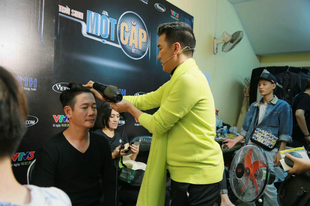 mr dam tu tay lam toc cho thi sinh lam truong lam giam khao troi sinh mot cap