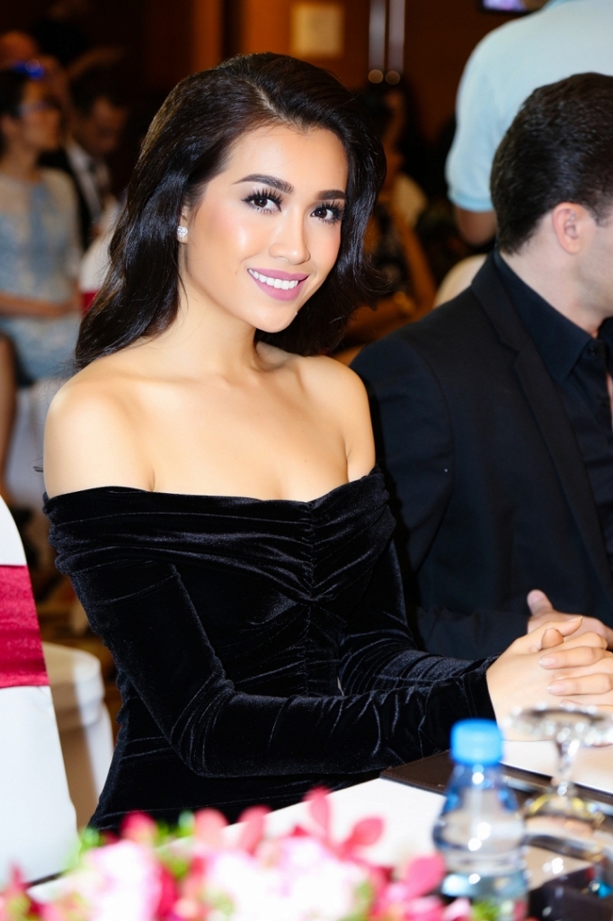 le hang dien trang phuc om sat tre vai khoe vai tran goi cam