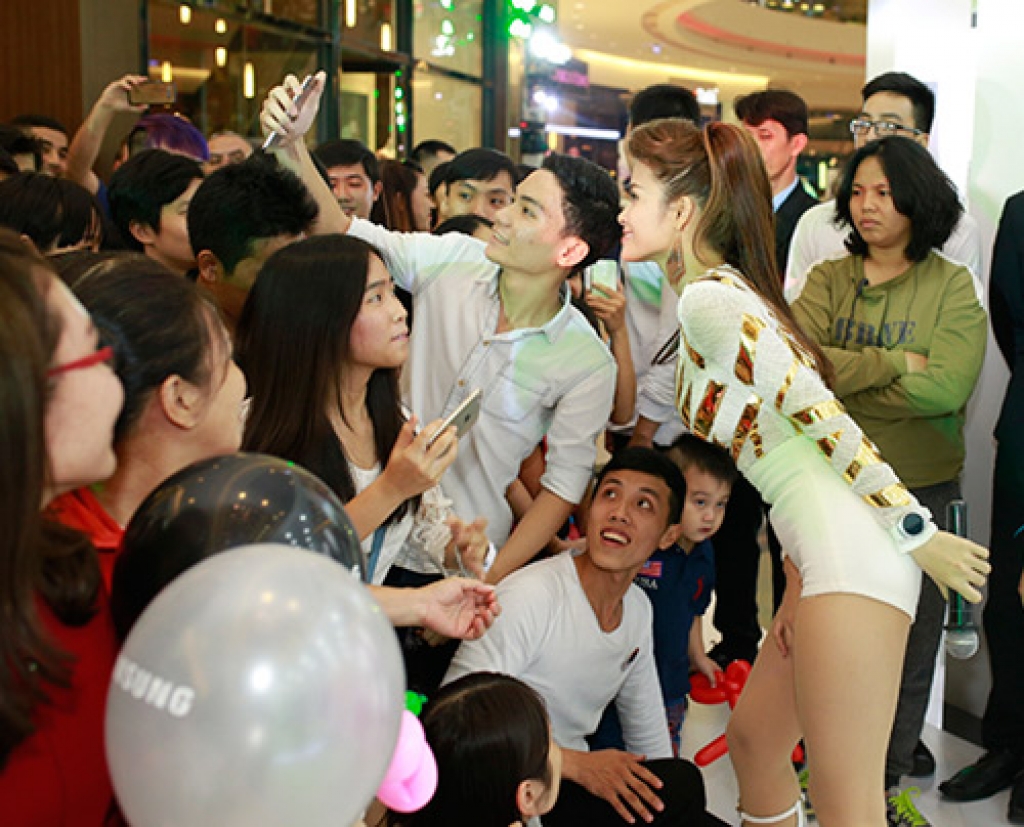 dong nhi nu ca si tu te nhat showbiz viet