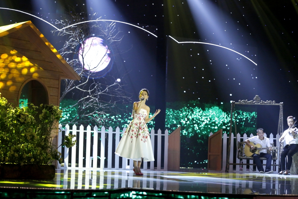 Đan Chi nhận điểm tuyệt đối của MC Kỳ Duyên ở tập 5 'Duyên dáng Bolero' dan chi nhan diem tuyet doi cua mc ky duyen o tap 5 duyen dang bolero