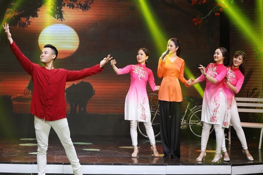 hoa hau ao dai duong kim anh chon ca hat de thoa dam me