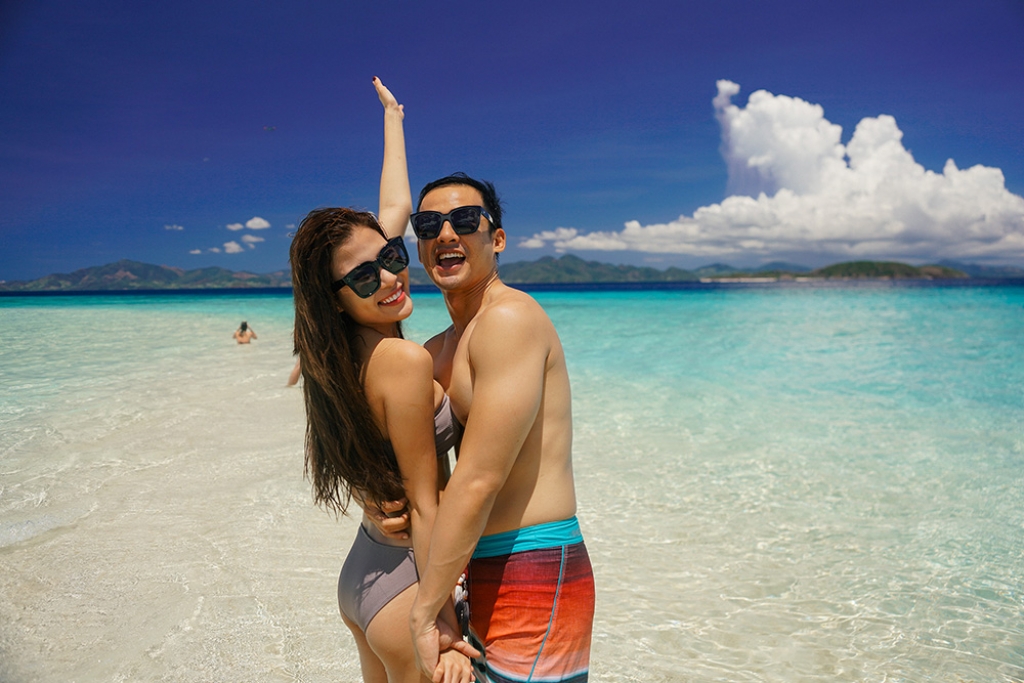 thuy diem luong the thanh bat ngo tung clip ky niem 1 nam ngay cuoi tai philippines