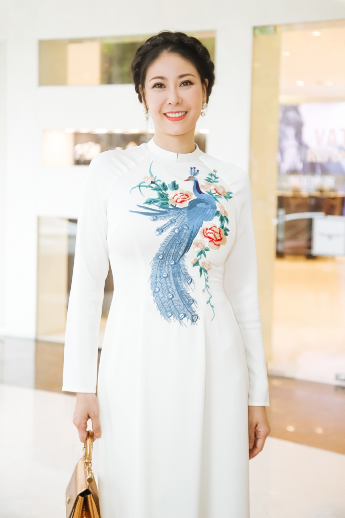 chi dien ao dai trang ha kieu anh van thu hut anh nhin