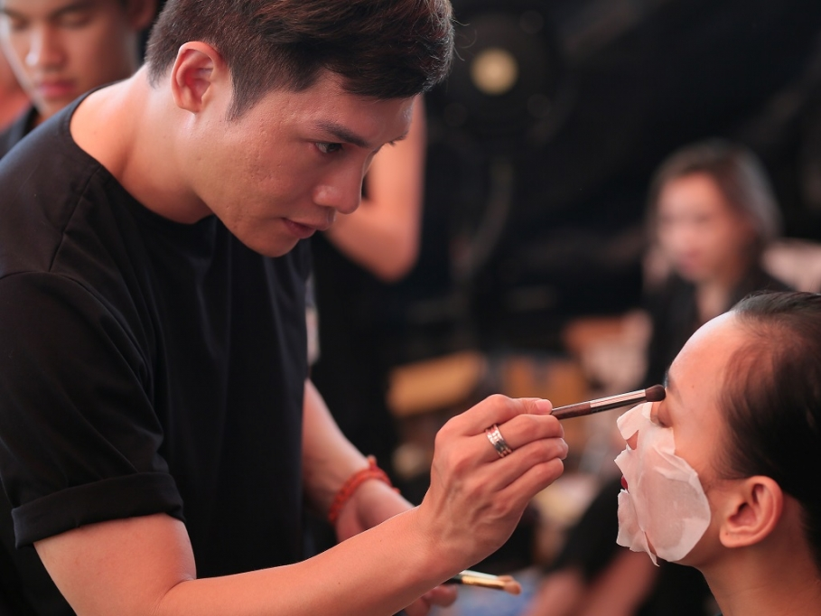 Chuyên gia trang điểm Nam Trung: Tránh 5 lỗi sau, lớp trang điểm sẽ đỉnh cao hoàn hảo