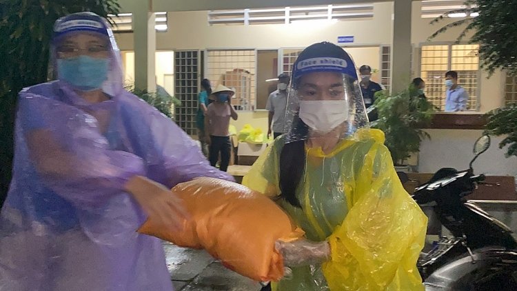 Ngọc Thảo, Kiều Loan dầm mưa hơn 3 tiếng để tiếp tế lương thực cho khu cách ly