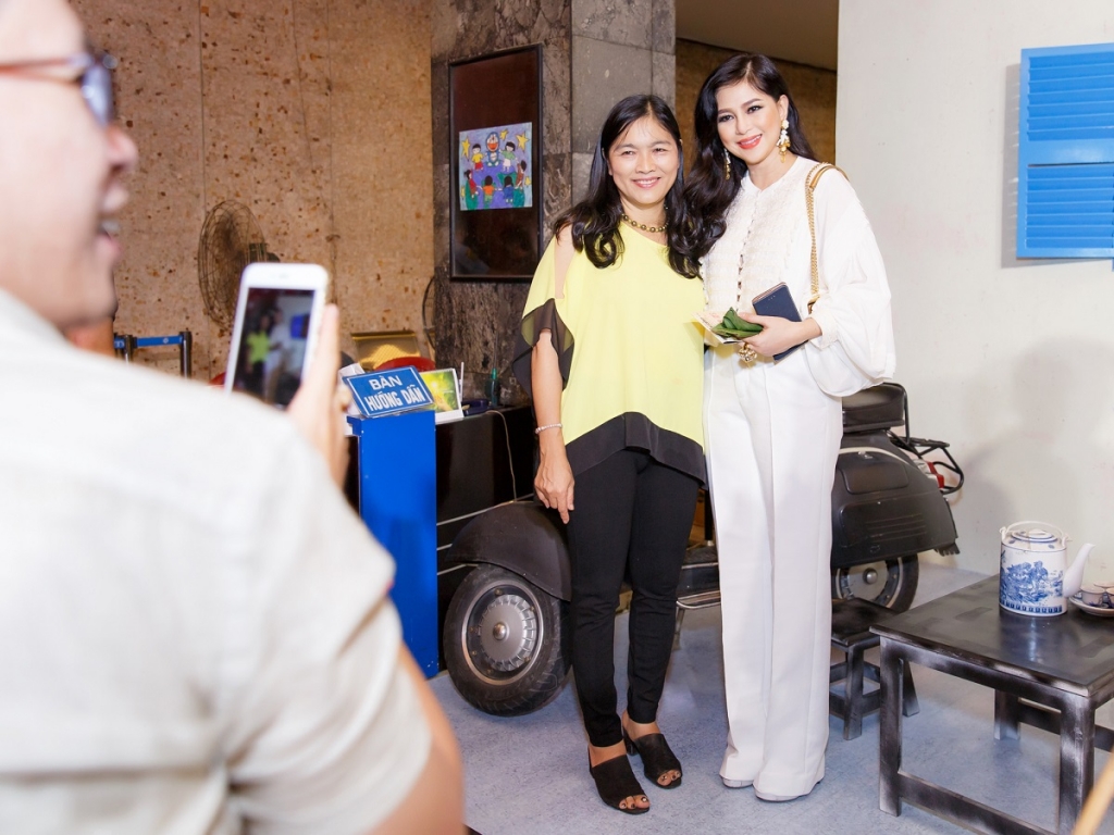 nguoi dep vi dang tinh yeu doanh nhan thuy tien ung ho mr dam