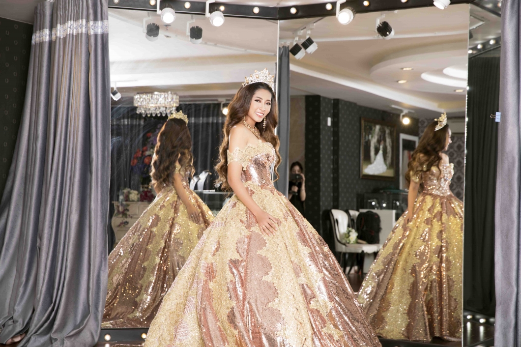 lo dien le phuc hoang gia sieu dinh cua co dau hoa hau dai duong dang thu thao