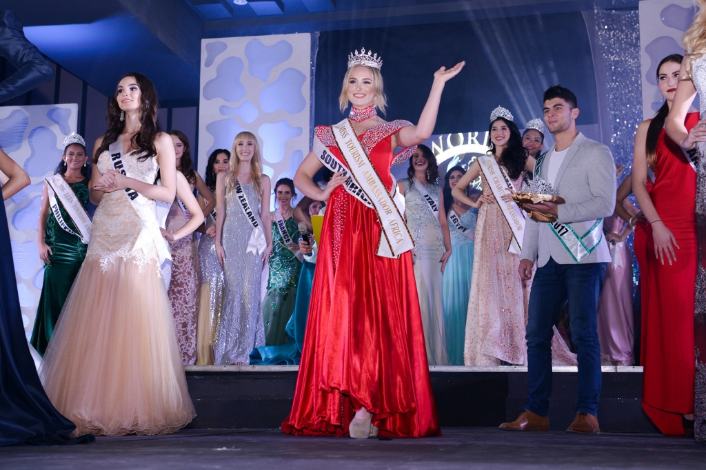 hoa hau quoc te da dien ra dem ban ket ruc ro sac mau