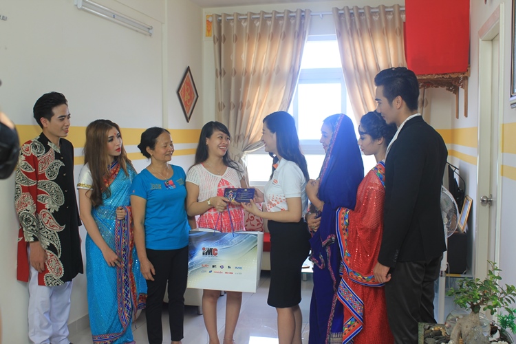 co dau 8 tuoi khan gia 1